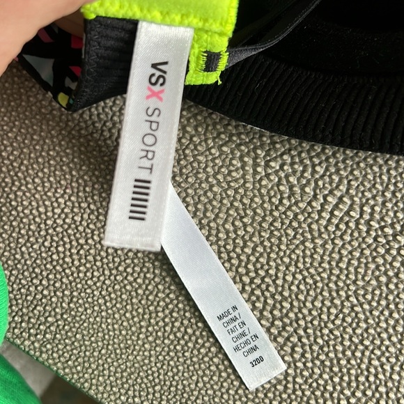 Victoria’s Secret sports bra, black with multicolored shapes - Picture 7 of 7